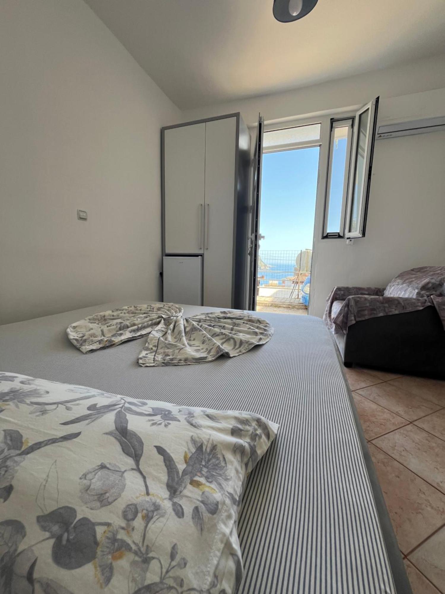 Hotel Dina House à Himarë Extérieur photo